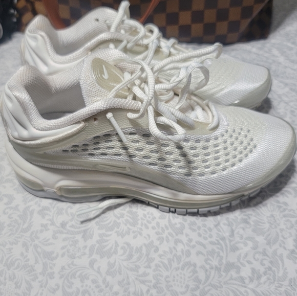 Nike Shoes - Nike air max deluxe